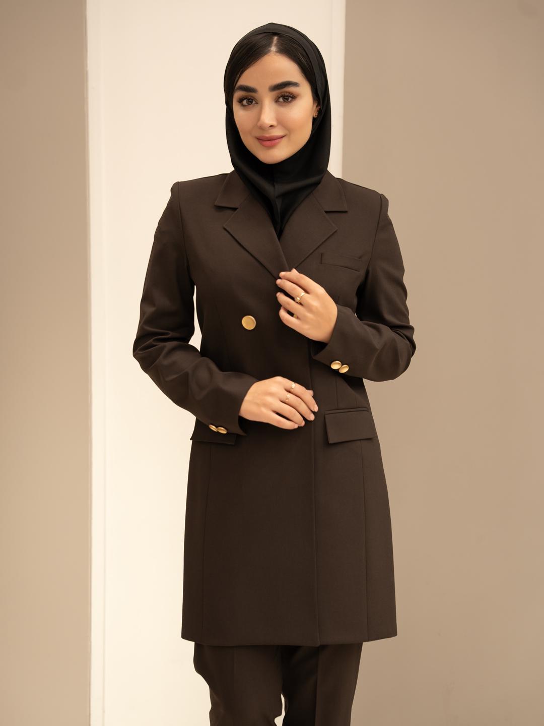 تصویر مانتو شلوار اداری یقه انگلیسی چهار دکمه 