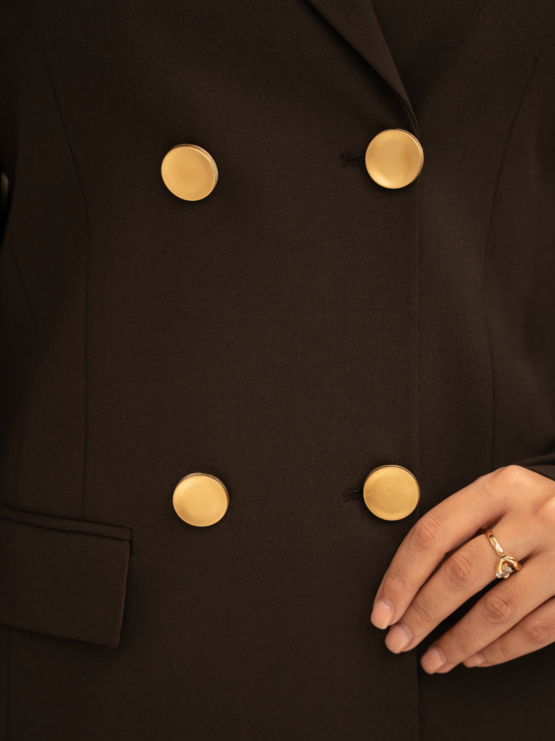 تصویر مانتو شلوار اداری یقه انگلیسی چهار دکمه 