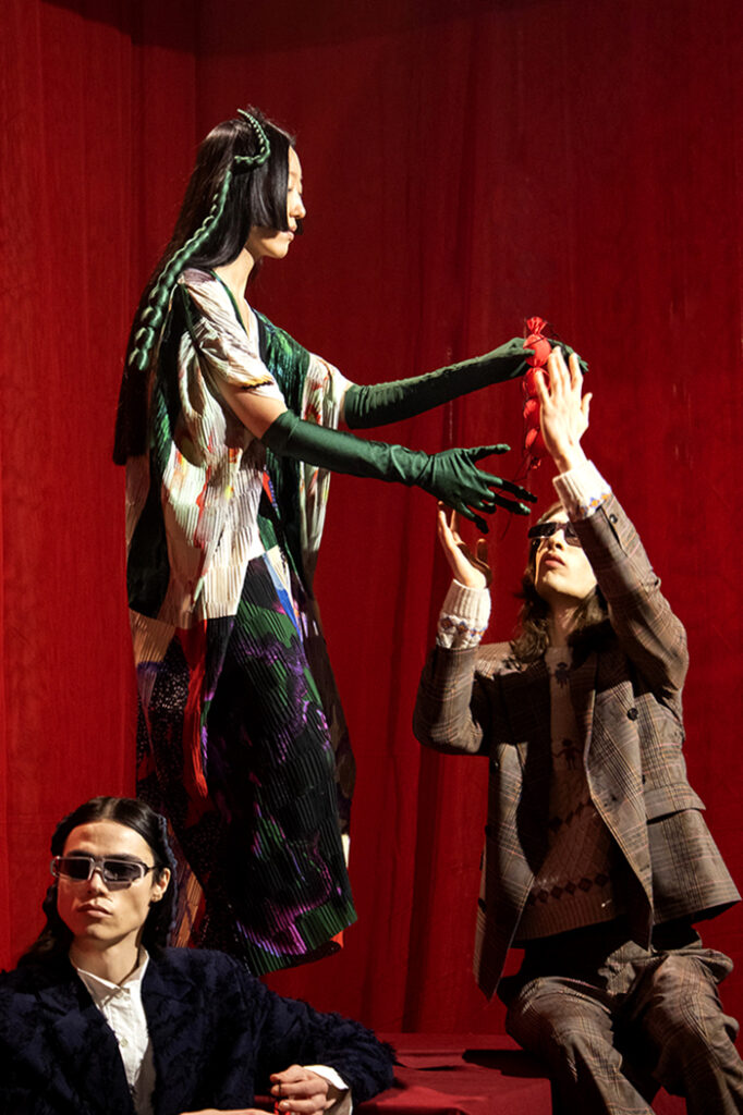مد زنانه همواره در پی یافتن منابع الهامبخش تازه بوده است و در سالهای اخیر، آشپزی به یکی از جذابترین این منابع تبدیل شده است. از لباسهایی با طرح میوههایی مانند توتفرنگی گرفته تا مجموعههایی که یک ماده غذایی مثل گوجهفرنگی را در مرکز توجه قرار دادهاند، غذا دیگر تنها بخشی از زندگی روزمره نیست؛ بلکه راه خود را به دنیای مد نیز باز کرده است. این روند را میتوان در چارچوب مد مفهومی تحلیل کرد، زیرا فراتر از زیباییشناسی صرف، پیامهایی فرهنگی و اجتماعی را نیز منتقل میکند.