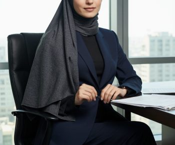 چه رنگ مقنعه‌ای با مانتو شلوار اداری بهتر ست میشه؟