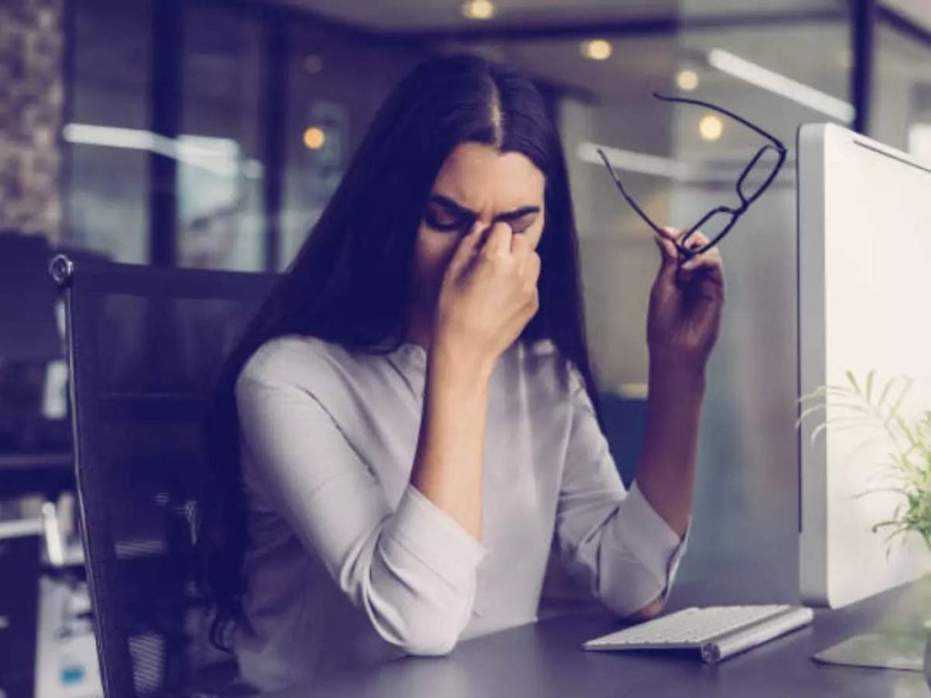 تأثیر استرس و فشارهای محیط کاری بر سلامت روان زنان شاغل؛ راهکارهای مقابله