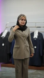مانتو شلوار اداری پیردوپل یقه انگلیسی پایین هلال رنگ کرم