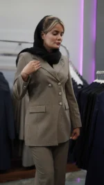 مانتو شلوار اداری پیردوپل یقه انگلیسی پایین هلال رنگ کرم