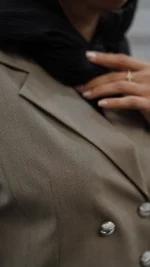 مانتو شلوار اداری پیردوپل یقه انگلیسی پایین هلال رنگ کرم
